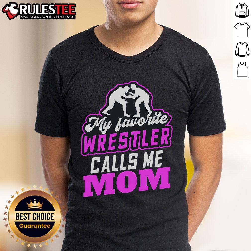Awesome My Favorite Wrestler Calls Me Mom Pretty T-Shirt
