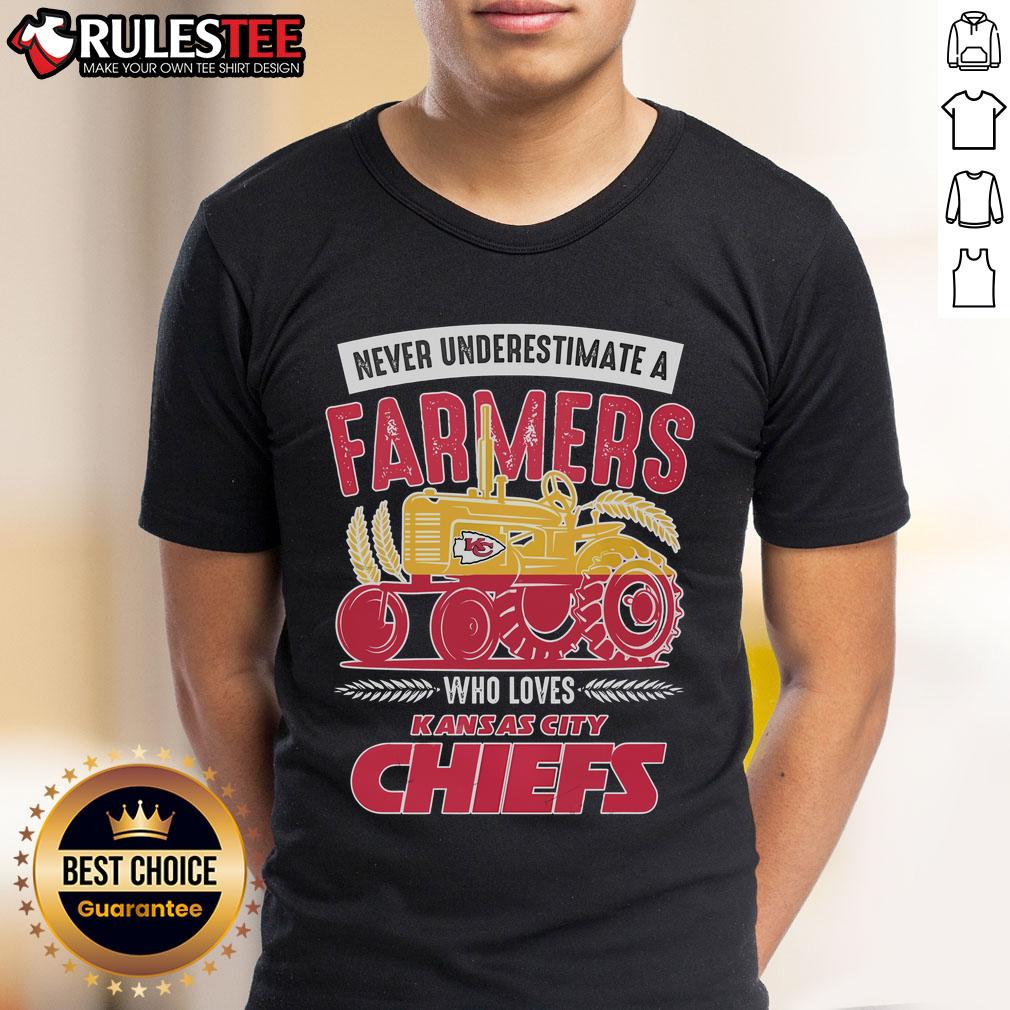 Awesome Never Underestimate A Farmers Who Loves Kansas City Chiefs T-Shirt