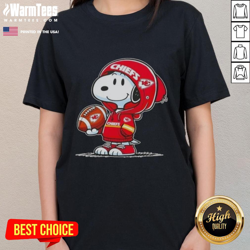 Awesome Peanuts Snoopy Wearing Hoodie Kansas City Chiefs And Smiling At Fans T-Shirt - Image 3