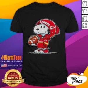 Awesome Peanuts Snoopy Wearing Hoodie Kansas City Chiefs And Smiling At Fans T-Shirt
