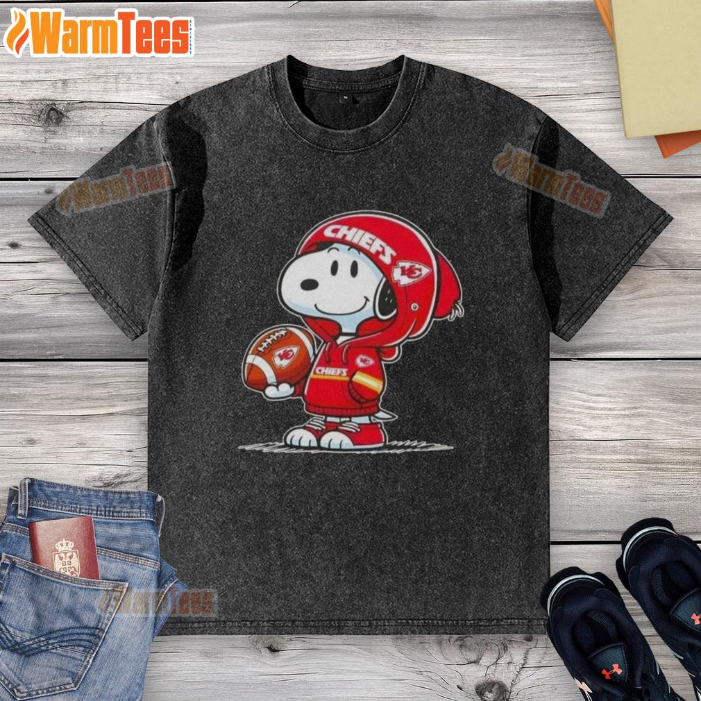 Awesome Peanuts Snoopy Wearing Hoodie Kansas City Chiefs And Smiling At Fans T-Shirt - Image 6