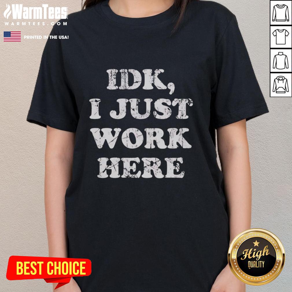 Funny Idk I Just Work Here Text T-Shirt - Image 3