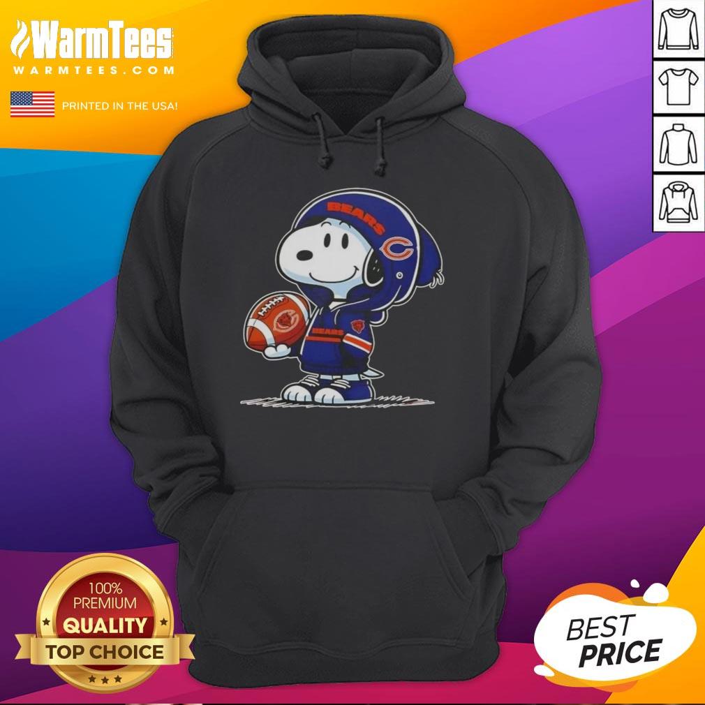 Good Peanuts Snoopy Wearing Hoodie Chicago Bears And Smilling At Fans T-Shirt - Image 2