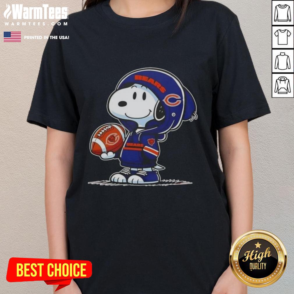 Good Peanuts Snoopy Wearing Hoodie Chicago Bears And Smilling At Fans T-Shirt - Image 3