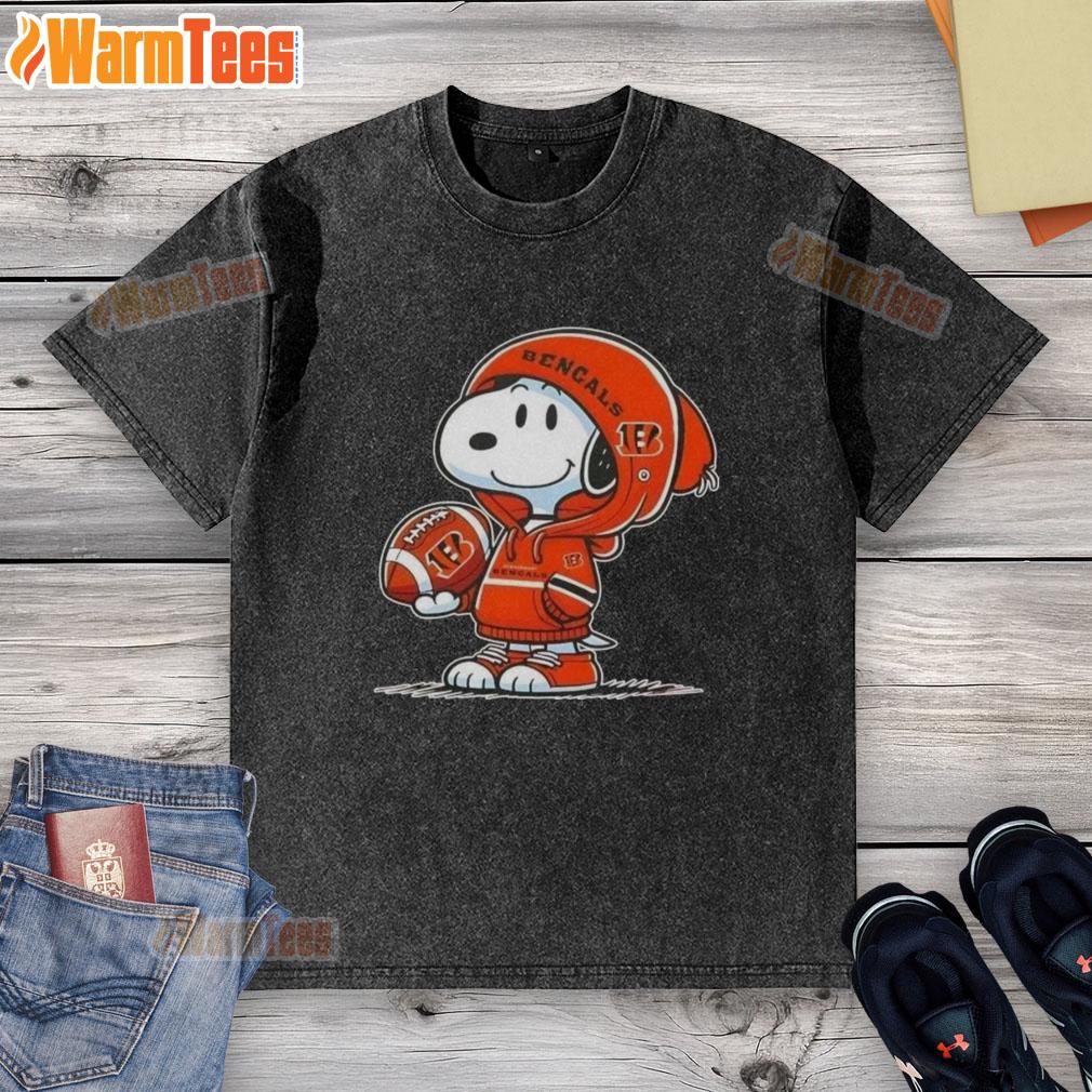 Good Peanuts Snoopy Wearing Hoodie Cincinnati Bengals And Smilling At Fans T-Shirt - Image 6
