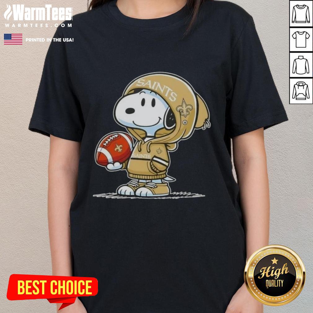 Pretty Peanuts Snoopy Wearing Hoodie New Orleans Saints And Smilling At Fans T-Shirt - Image 3