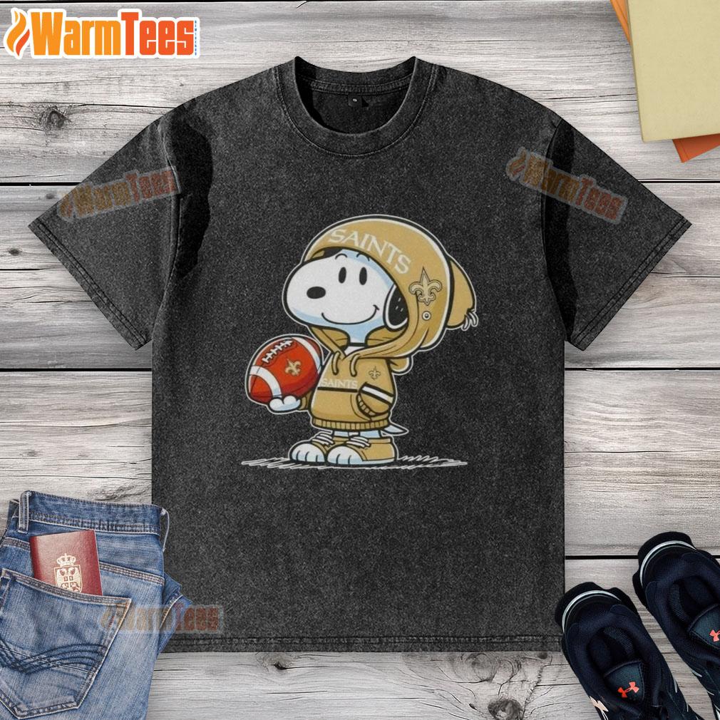 Pretty Peanuts Snoopy Wearing Hoodie New Orleans Saints And Smilling At Fans T-Shirt - Image 6