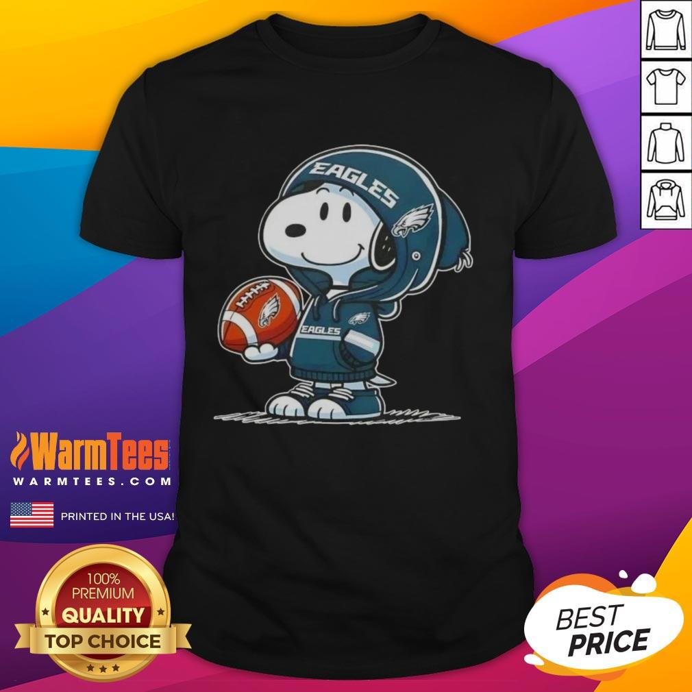 Pretty Peanuts Snoopy Wearing Hoodie Philadelphia Eagles And Smilling At Fans T-Shirt