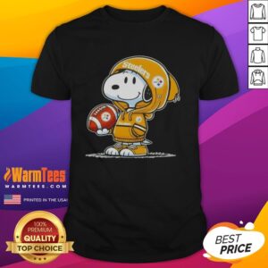 Pretty Peanuts Snoopy Wearing Hoodie Pittsburgh Steelers And Smilling At Fans T-Shirt