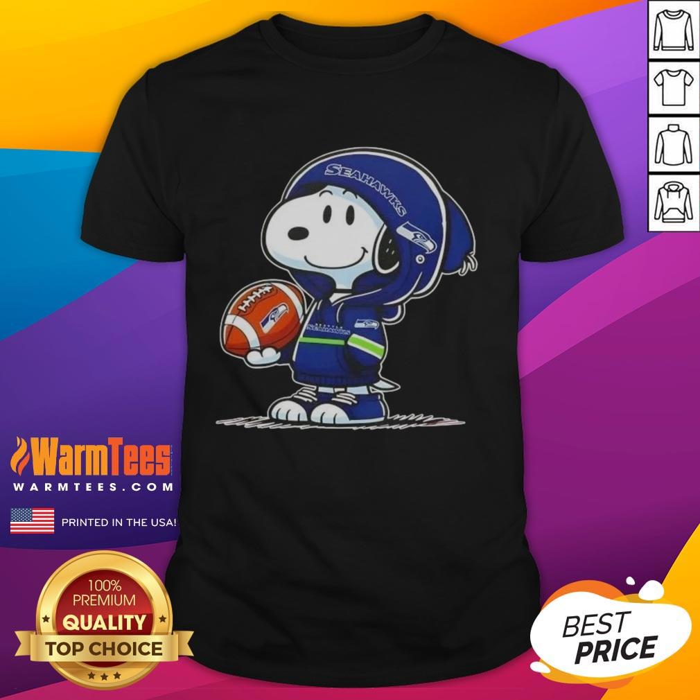 Pretty Peanuts Snoopy Wearing Hoodie Seattle Seahawks And Smilling At Fans T-Shirt