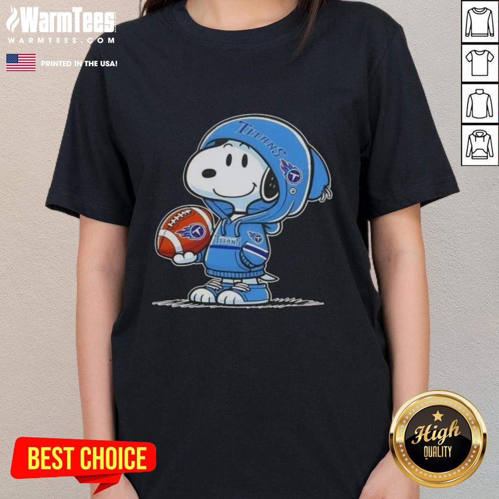 Pretty Peanuts Snoopy Wearing Hoodie Tennessee Titans And Smilling At Fans T-Shirt - Image 3