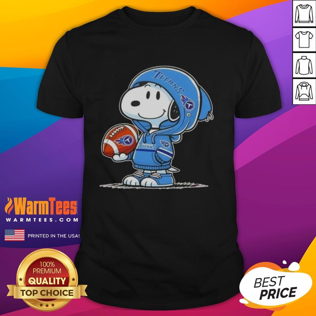 Pretty Peanuts Snoopy Wearing Hoodie Tennessee Titans And Smilling At Fans T-Shirt