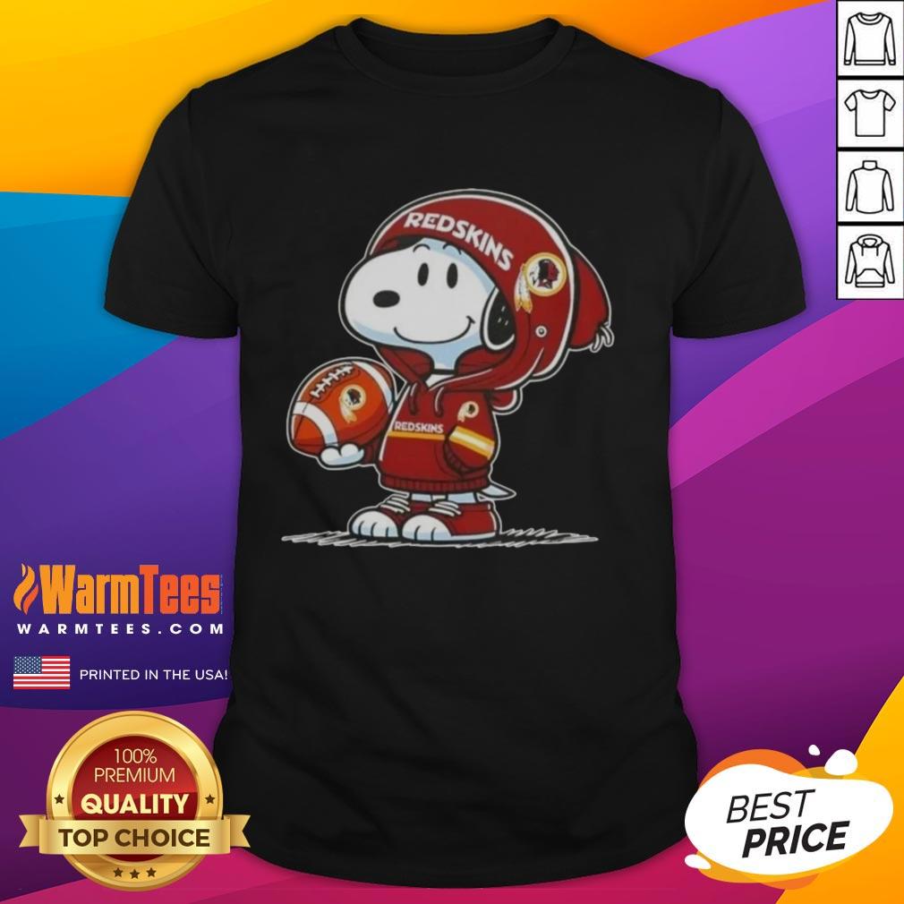 Pretty Peanuts Snoopy Wearing Hoodie Washington Commanders And Smilling At Fans T-Shirt
