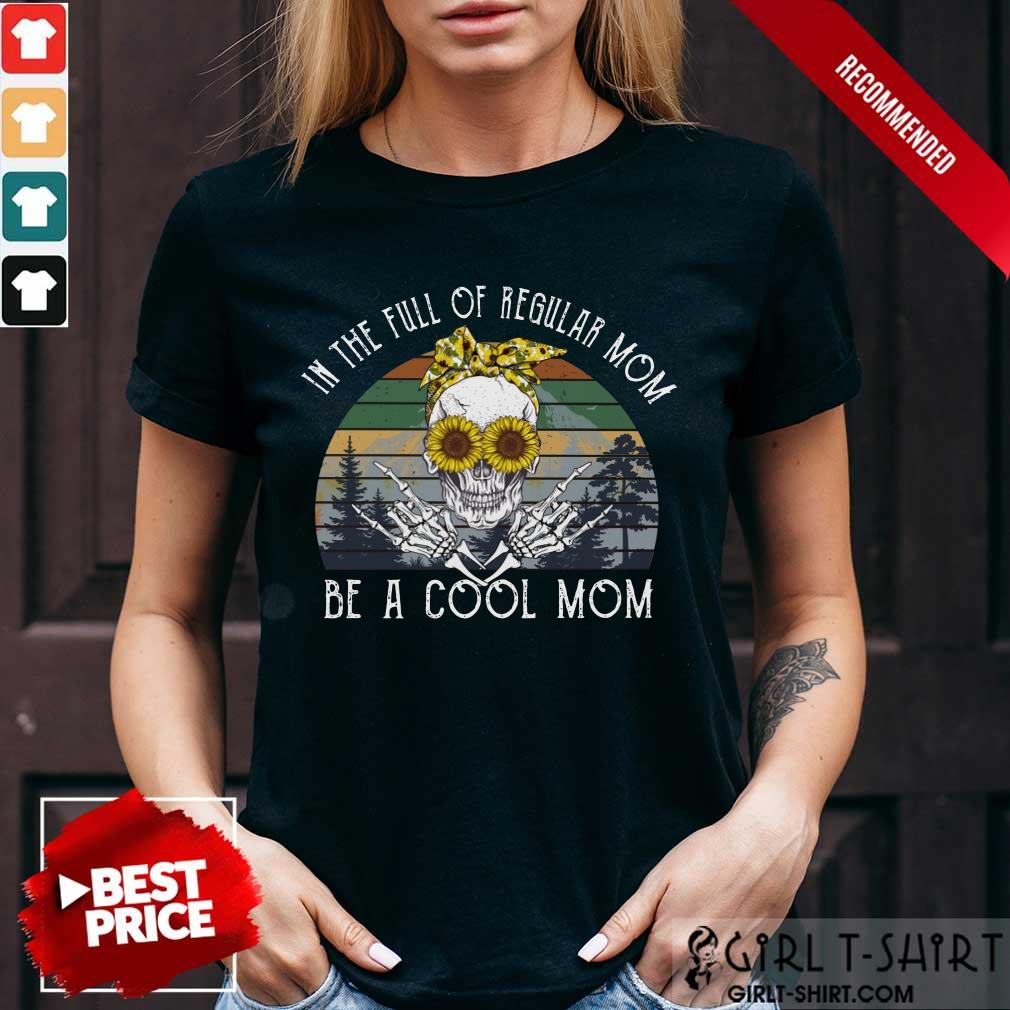 Awesome Skull Mom In The Full Of Regular Mom Be A Cool Mom Vintage Shirt