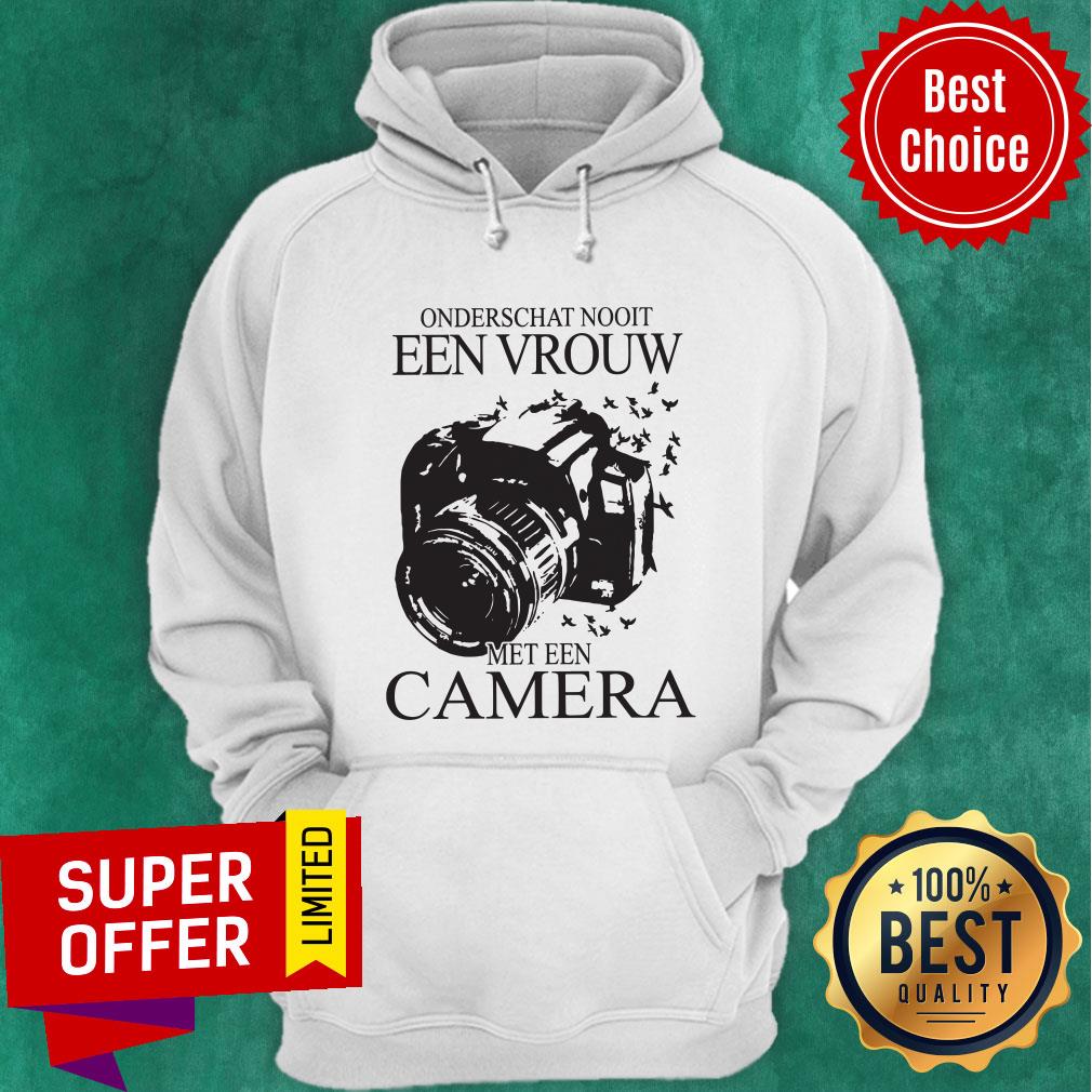 Awesome Onderschat Nooit Een Vrouw Met Een Camera Shirt - Image 5