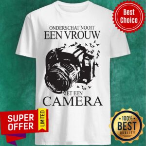 Awesome Onderschat Nooit Een Vrouw Met Een Camera Shirt