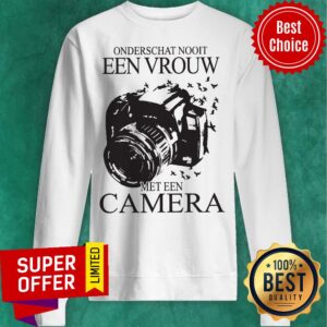 Alternative view of Awesome Onderschat Nooit Een Vrouw Met Een Camera Shirt