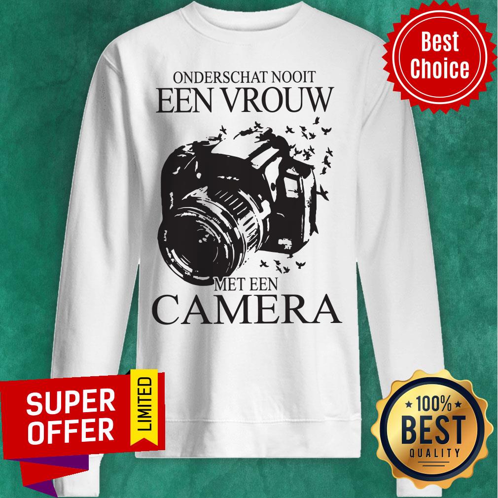 Awesome Onderschat Nooit Een Vrouw Met Een Camera Shirt - Image 2
