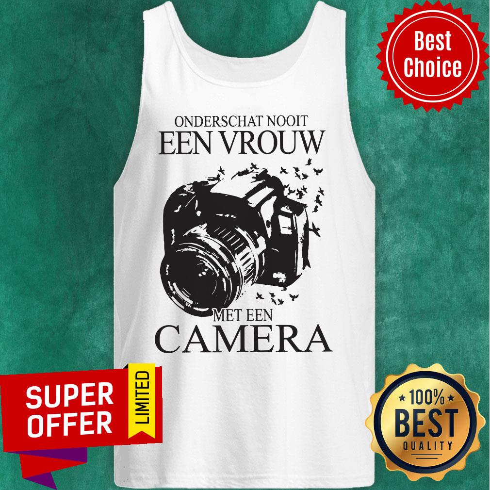 Awesome Onderschat Nooit Een Vrouw Met Een Camera Shirt - Image 4