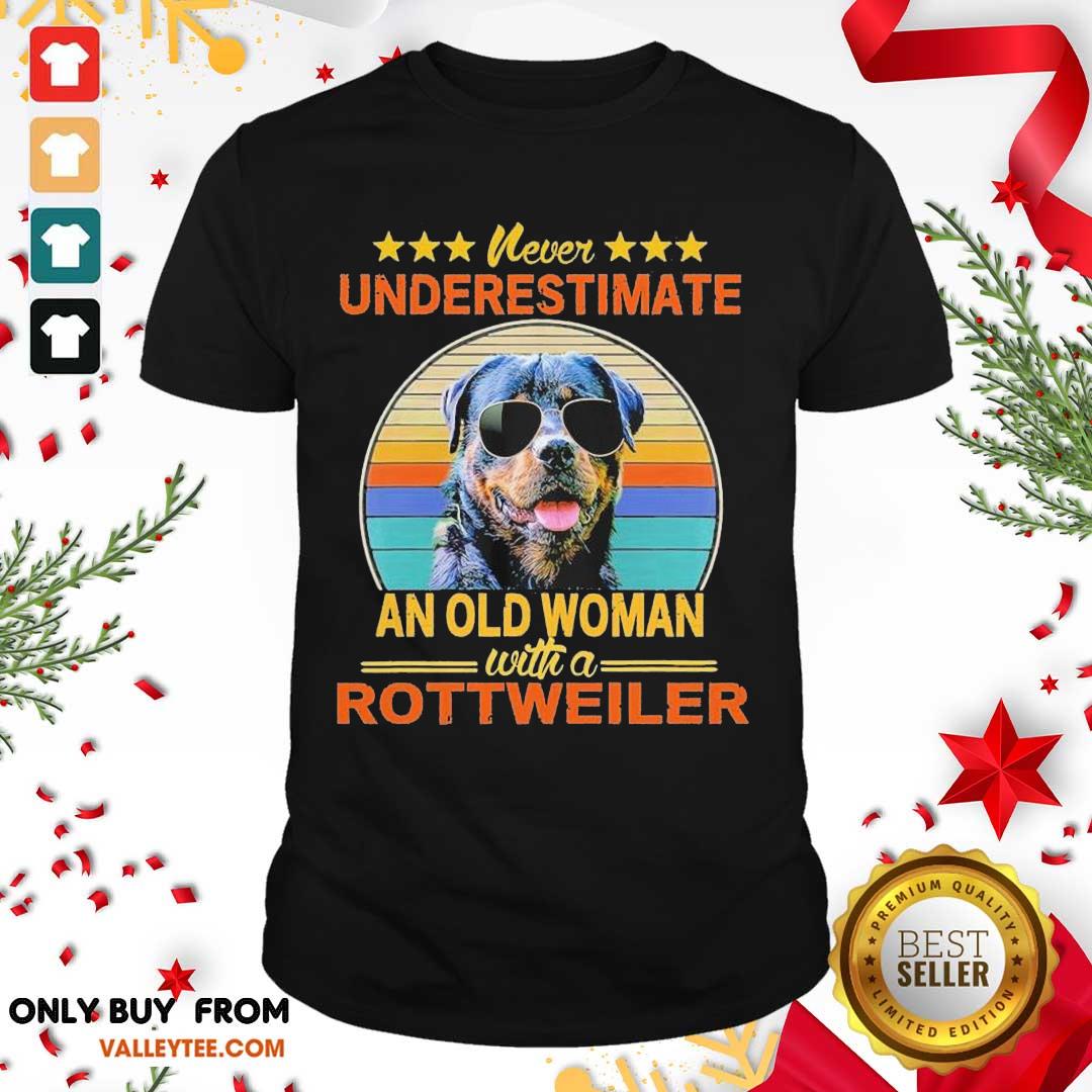 Funny Never Underestimate An Old Woman With A Rottweiler Vintage Shirt