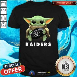 Awesome Baby Yoda Hug Oakland Raiders Shirt