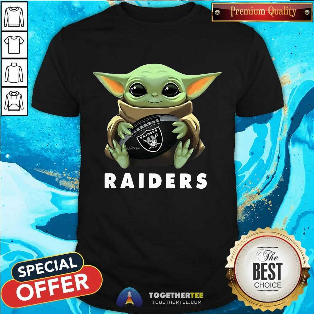 Awesome Baby Yoda Hug Oakland Raiders Shirt