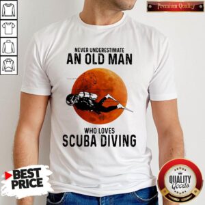 Nice Never Underestimate An Old Man Who Loves Scuba Diving Moon Shirt