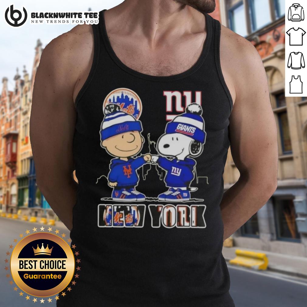 Cute Charlie Brown Fist Bump Snoopy New York City Sports Mets X Giants Skyline T-Shirt - Image 4