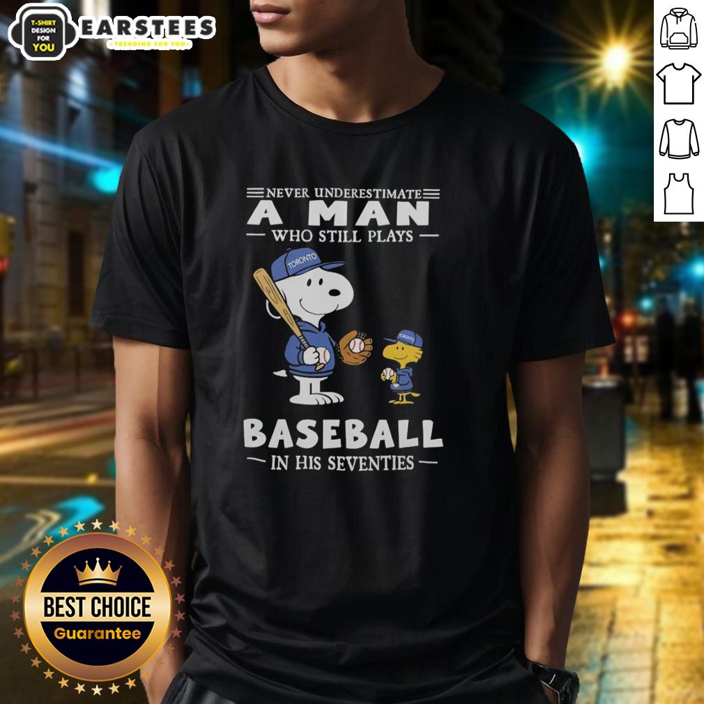 Cute The Peanuts X Toronto Blue Jays Never Underestimate A Man Who Still Plays Baseball In His Seventies T-Shirt