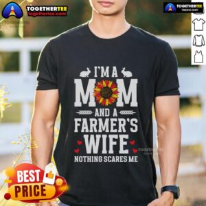 Top I'm A Mom And A Farmer's Wife Nothing Scares Me T-Shirt