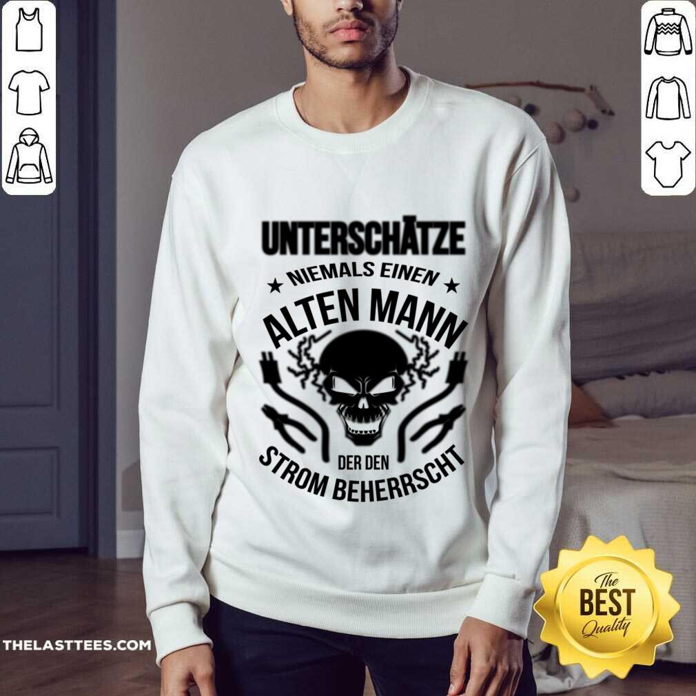 Unterschätze Niemals Einen Alten Mann Der Den Strom Beherrscht Shirt - Image 3