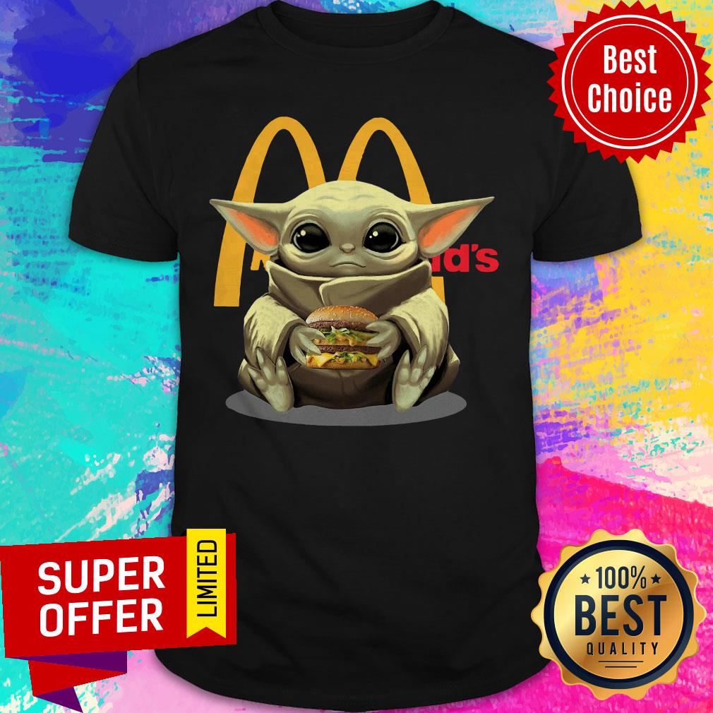 Funny Nice Baby Yoda Hug Hamburguesa McDonald’s Shirt
