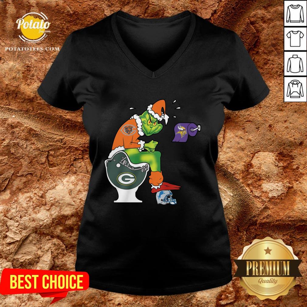 Good The Grinch Chicago Bears Shit On Toilet Green Bay Packers And Other Teams Christmas Shirt - Image 2
