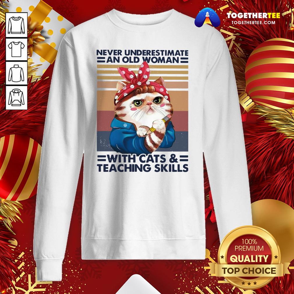 Cute Never Underestimate An Old Woman With And Cats Teaching Skills Vintage Shirt - Image 4