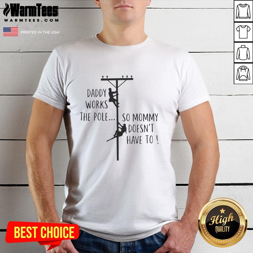 Nice Daddy Works The Pole So Mommy Doesn't Have To Humor T-Shirt