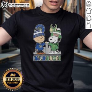 Awesome Snoopy And Charlie Brown Milwaukee Sports Brewers X Bucks Skyline T-Shirt