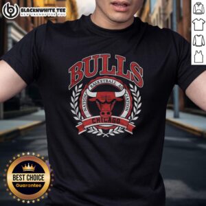 Good Chicago Bulls National Basketball Association Logo Laurel Wreath Frame Retro T-Shirt