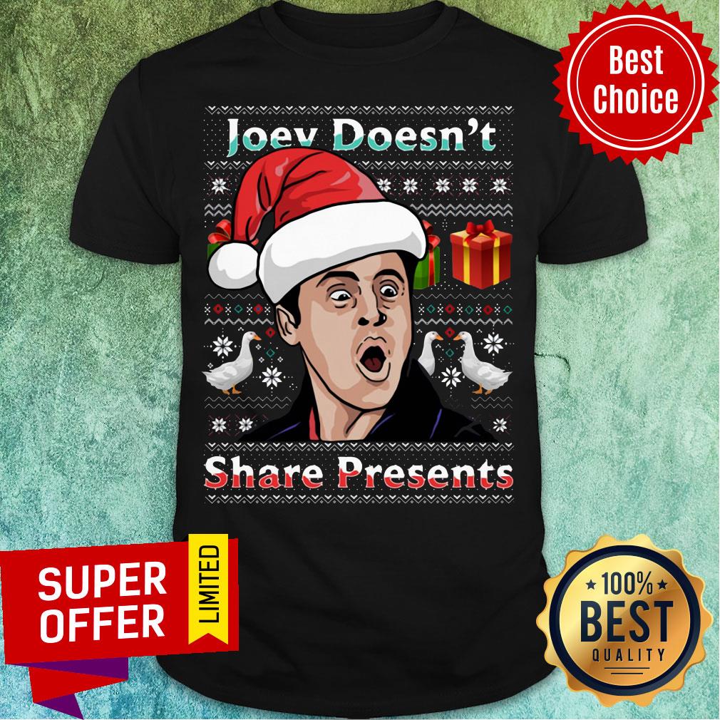 Top Santa Chandler Bing'S Joey Doesn't Share Presents Ugly Christmas Shirt