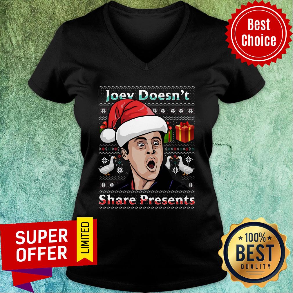 Top Santa Chandler Bing'S Joey Doesn't Share Presents Ugly Christmas Shirt - Image 4