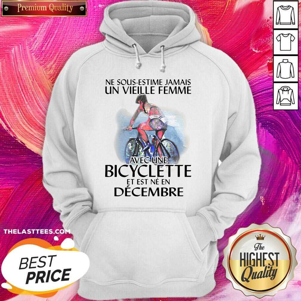 Top Ne Sous Estimez Jamais Un Vieille Femme Avec Une Bicyclette Et Est Ne En December Shirt - Image 5
