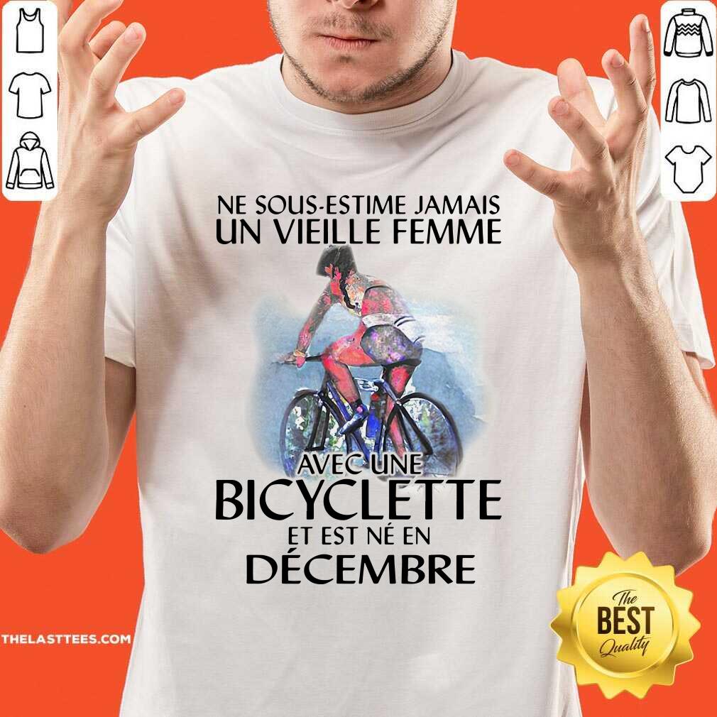 Top Ne Sous Estimez Jamais Un Vieille Femme Avec Une Bicyclette Et Est Ne En December Shirt