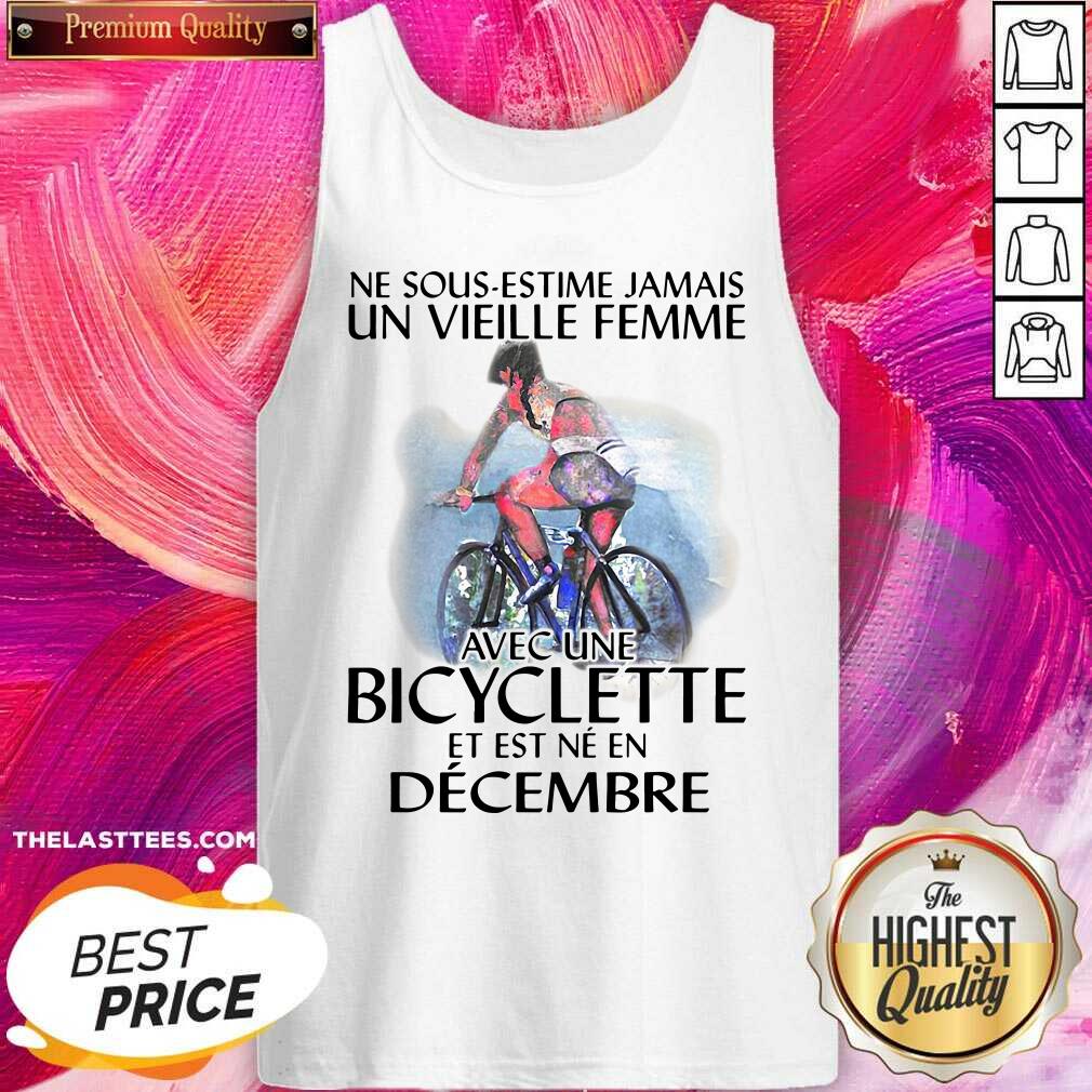 Top Ne Sous Estimez Jamais Un Vieille Femme Avec Une Bicyclette Et Est Ne En December Shirt - Image 3