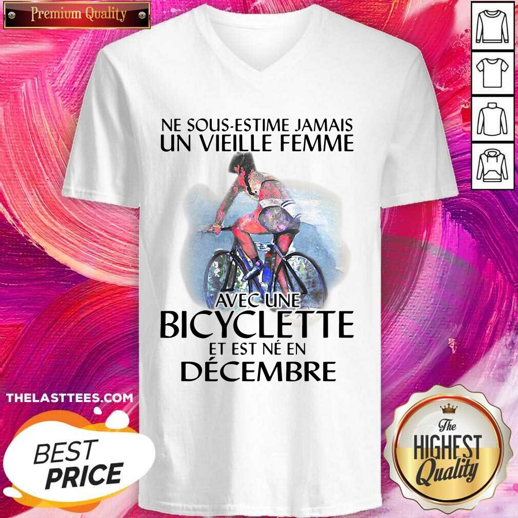 Top Ne Sous Estimez Jamais Un Vieille Femme Avec Une Bicyclette Et Est Ne En December Shirt - Image 2