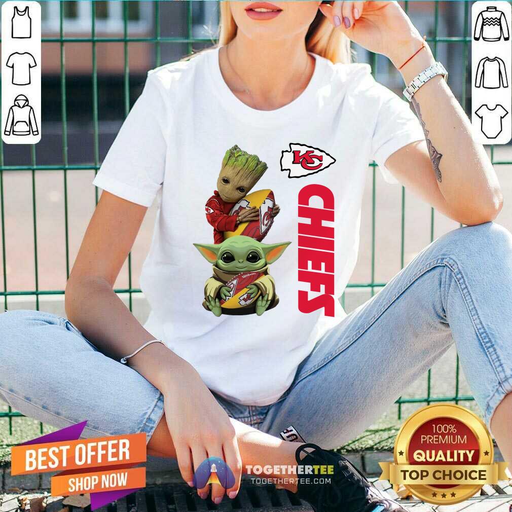Funny Baby Yoda And Baby Groot Hug Football Kansas City Chiefs Shirt - Image 2
