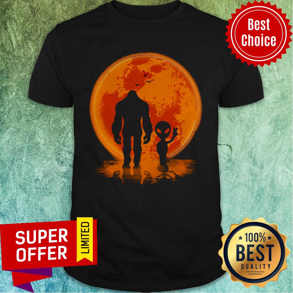 Awesome Bigfoot UFO Shirt