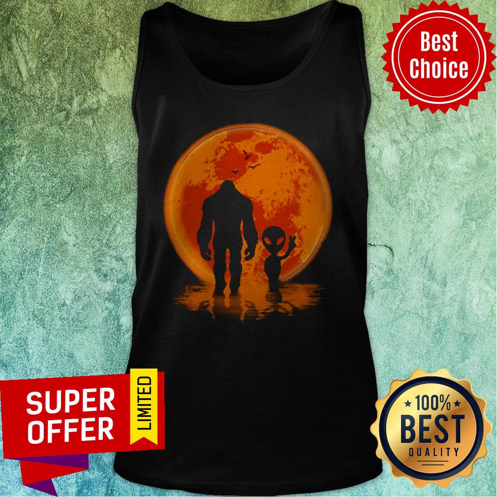 Awesome Bigfoot UFO Shirt - Image 5
