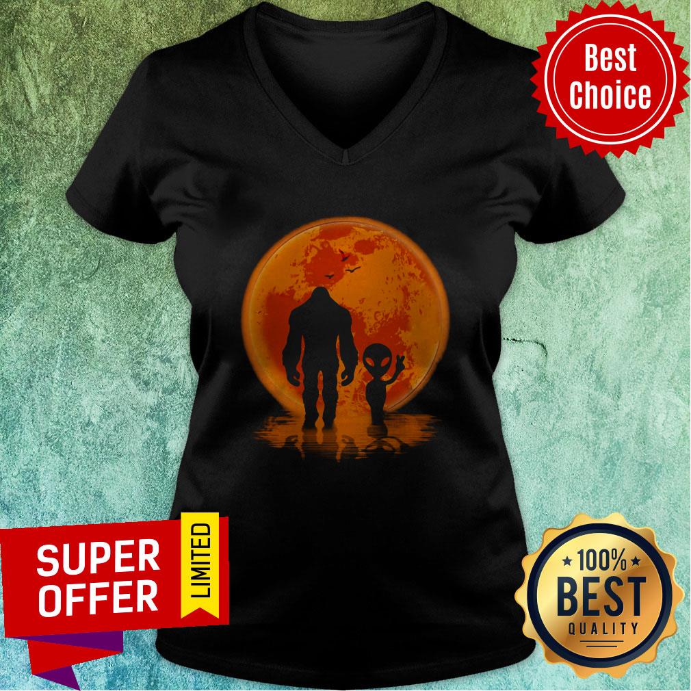 Awesome Bigfoot UFO Shirt - Image 4