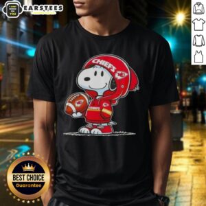 Cute Peanuts Snoopy Wearing Hoodie Kansas City Chiefs And Smilling At Fans T-Shirt