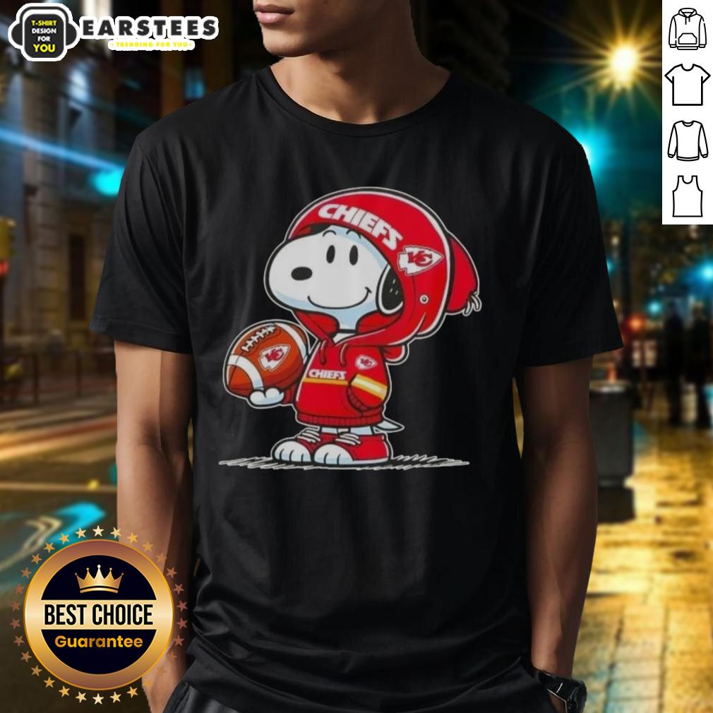Cute Peanuts Snoopy Wearing Hoodie Kansas City Chiefs And Smilling At Fans T-Shirt