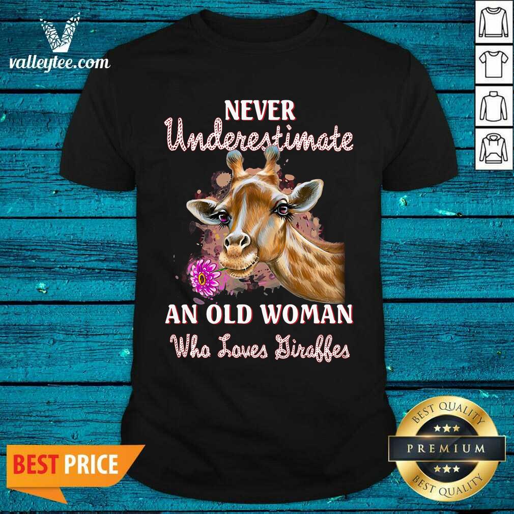 Cute Giraffes Never Underestimate Old Woman Who Loves Giraffes Shirt
